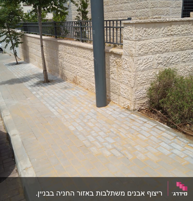 מדרכה מרוצפת חדשה עם אבנים משתלבות